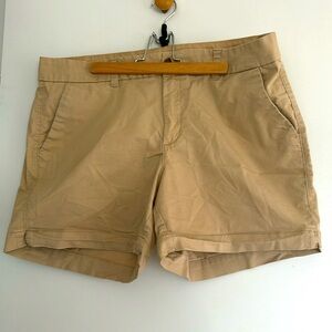 NWOT Old Navy Khaki everyday shorts mid rise, Sized 12